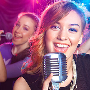 5 Menschen singen in ihre Mikrofone